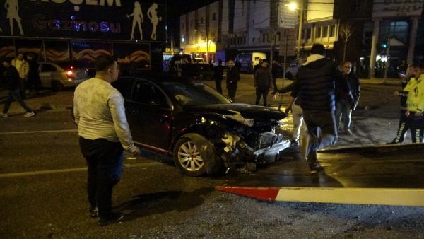 İzmir'de otomobil gece kulübüne daldı: 5 yaralı