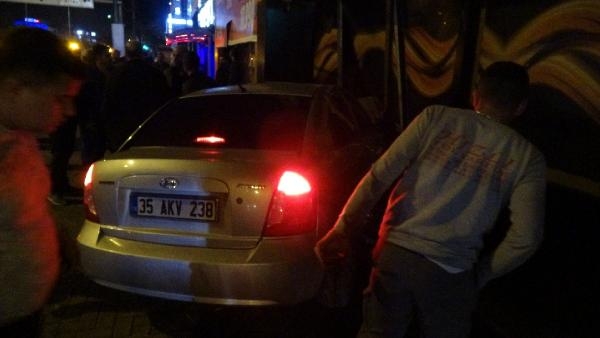 İzmir'de otomobil gece kulübüne daldı: 5 yaralı