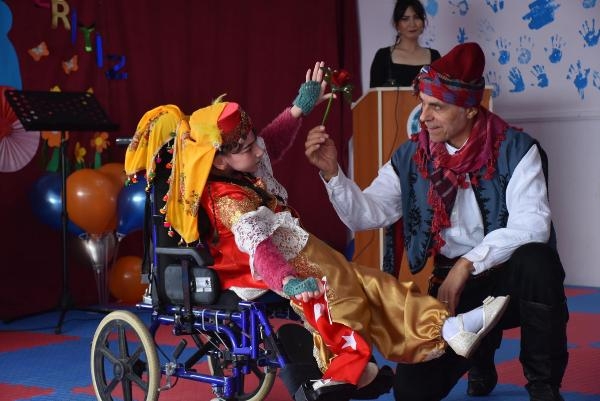 Liseli öğrencilerden kardeş okuldaki özel çocuklara ziyaret