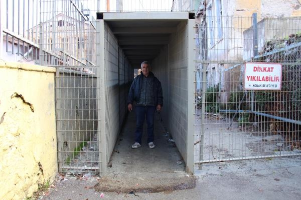 Öğrencilerin 'çelik tünelli' okul yolculuğu