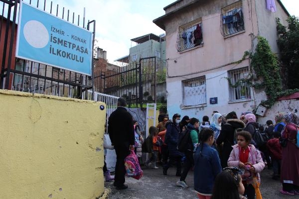 Öğrencilerin 'çelik tünelli' okul yolculuğu