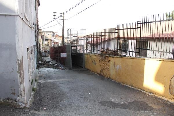 Öğrencilerin 'çelik tünelli' okul yolculuğu