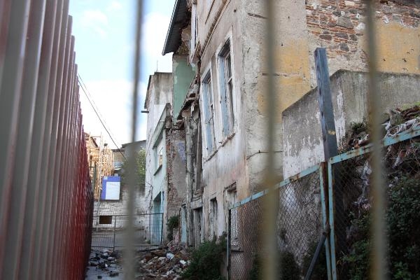 Öğrencilerin 'çelik tünelli' okul yolculuğu