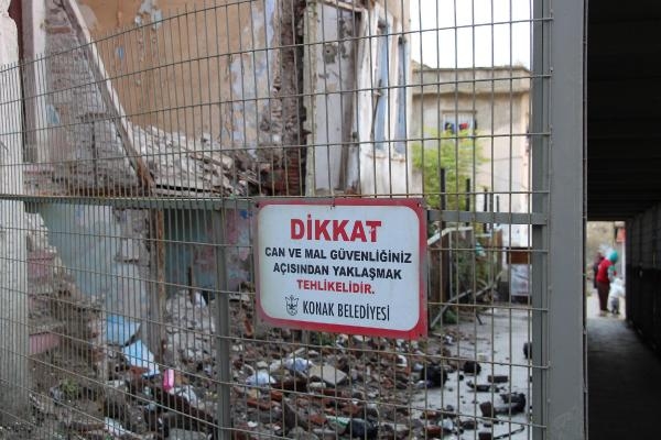 Öğrencilerin 'çelik tünelli' okul yolculuğu