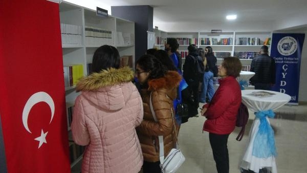 Öğretmen olma hayali kuran annesinin ismi kütüphanede yaşayacak