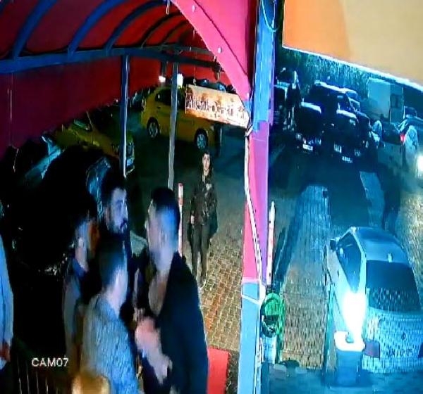 Oto galerici, kavgayı ayırırken silahla vuruldu