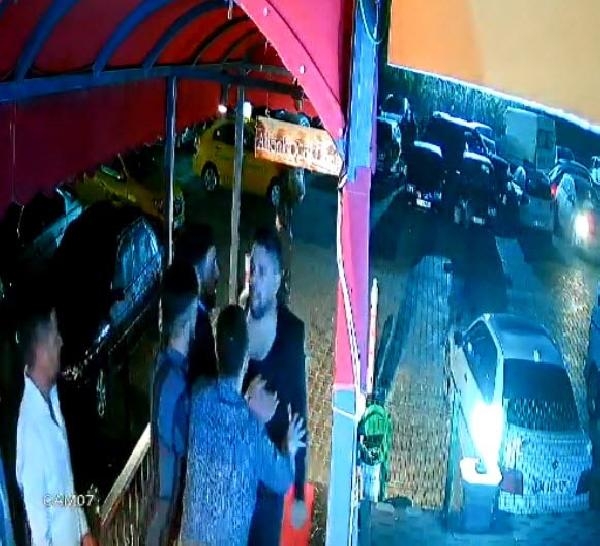 Oto galerici, kavgayı ayırırken silahla vuruldu