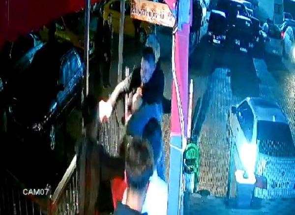 Oto galerici, kavgayı ayırırken silahla vuruldu