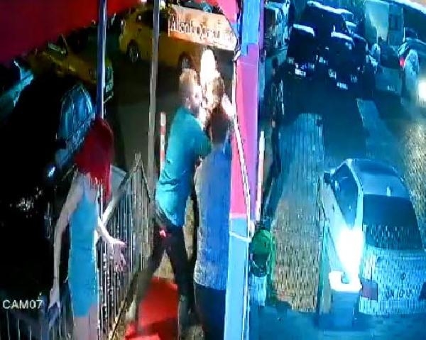 Oto galerici, kavgayı ayırırken silahla vuruldu