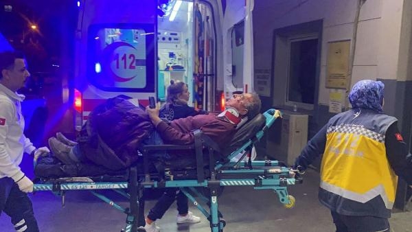 Otomobil ile kamyonet çarpıştı: 3 kişi yaralandı