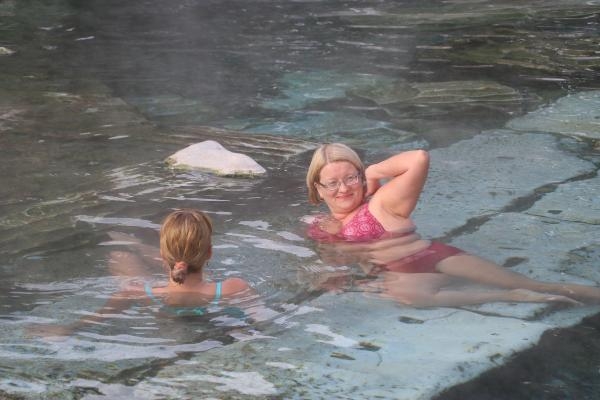 Pamukkale, travertenleri ve antik havuzuyla kışın da turist çekiyor