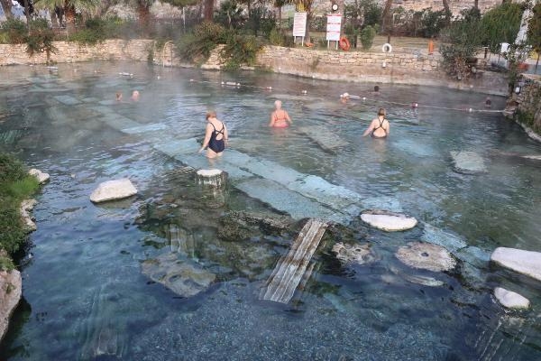 Pamukkale, travertenleri ve antik havuzuyla kışın da turist çekiyor