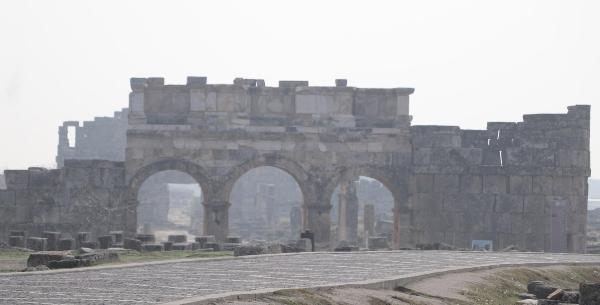 Pamukkale, travertenleri ve antik havuzuyla kışın da turist çekiyor
