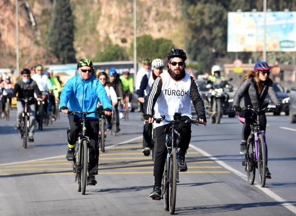 350 bisikletli, görmeyenler kitap okusun diye pedal çevirdi