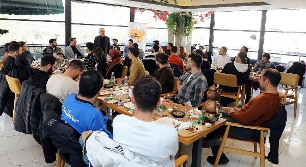 AK Parti İzmir İl Başkanı Sürekli: Dünyaya mührümüzü gençlerle vuracağız