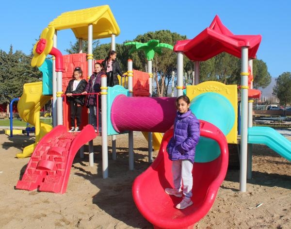 Alaşehir'de Zübeyde Hanım Parkı açıldı
