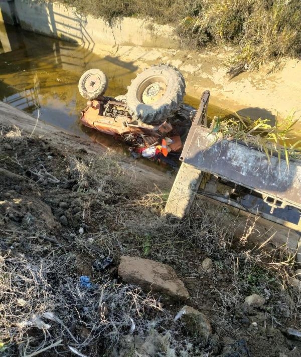 Aydın'da traktör sulama kanalına devrildi, sürücü öldü