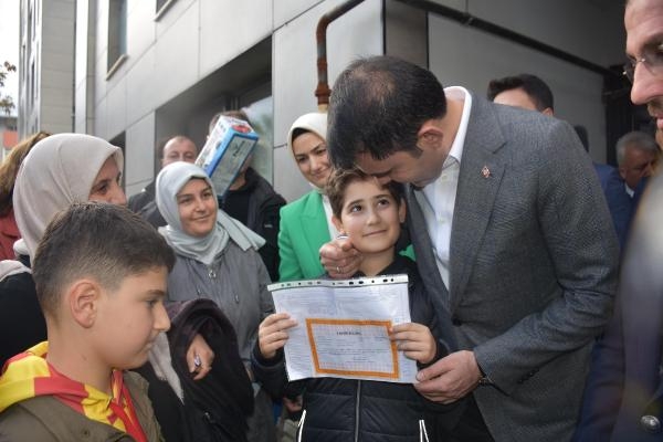 Bakan Kurum'dan depremzede çocuklara karne hediyesi