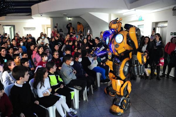 Balçova'da kurs gören geleceğin mucitlerine 'Robot Show'