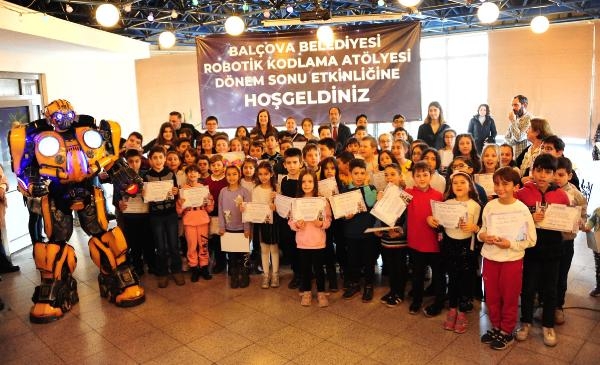 Balçova'da kurs gören geleceğin mucitlerine 'Robot Show'