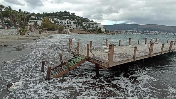 Dalgaların boyu 3 metreye ulaştı