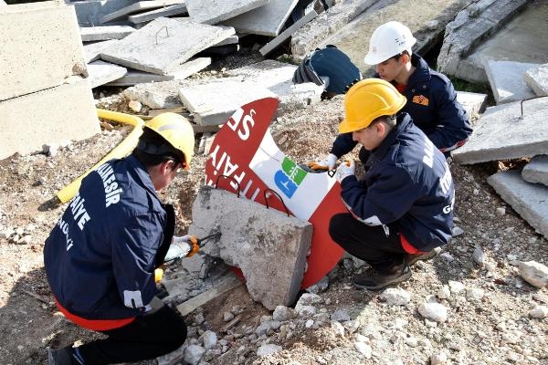 Büyükşehir Belediyesi'nden Edremit'te öğrencilerle afet tatbikatı