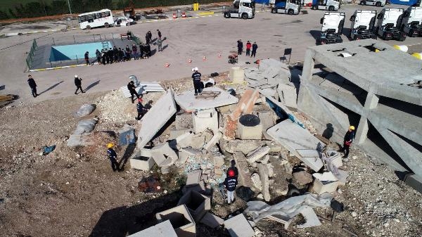 Büyükşehir Belediyesi'nden Edremit'te öğrencilerle afet tatbikatı