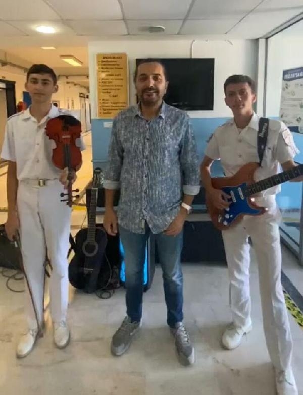 Denizcilik Lisesi öğrencilerinden teneffüslerde canlı performans