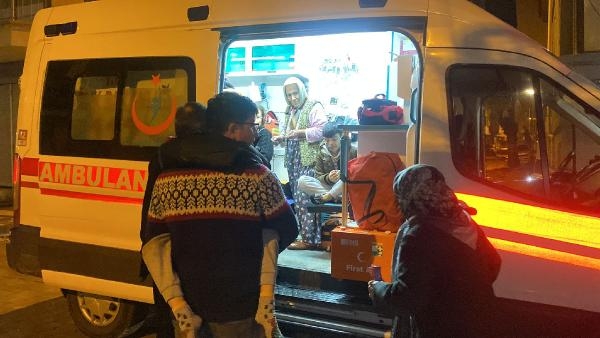 Elektrik kabloları yanan apartman tahliye edildi