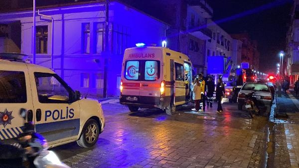 Elektrik kabloları yanan apartman tahliye edildi