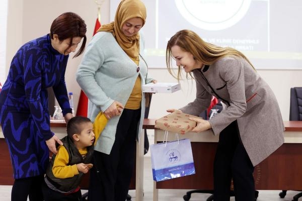 Engelli çocuklara fizyoterapistler eşliğinde evde egzersiz