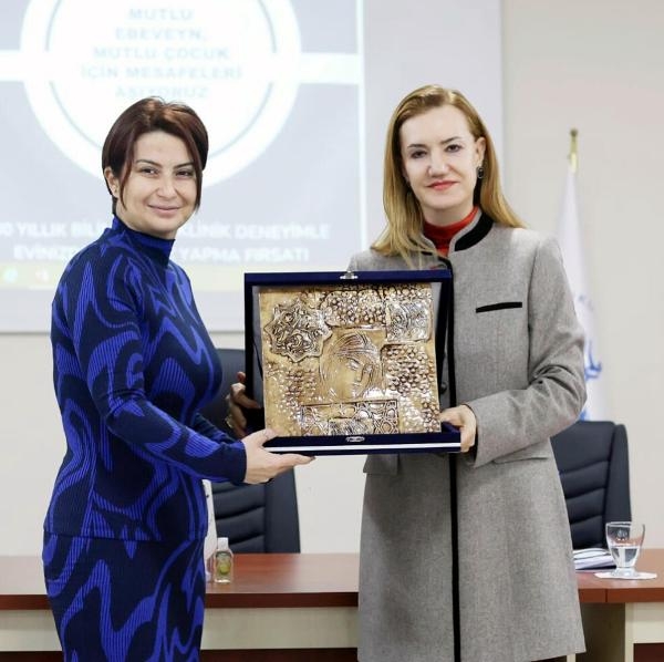 Engelli çocuklara fizyoterapistler eşliğinde evde egzersiz