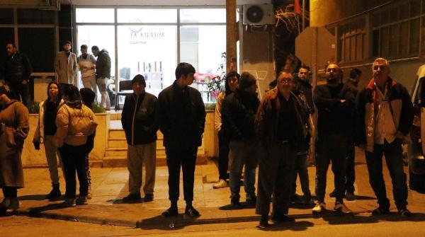 Eşini, boğazını keserek öldürdü