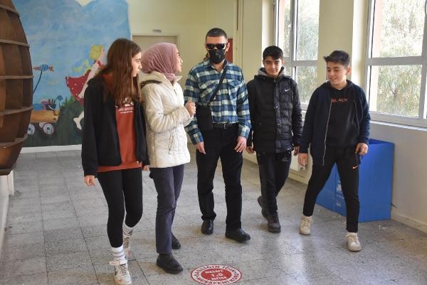 Görme engelli öğretmenin meslek aşkı öğrencilerine örnek oluyor