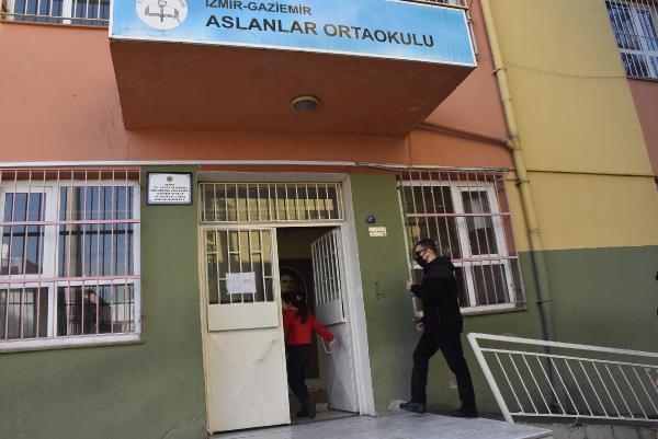 Görme engelli öğretmenin meslek aşkı öğrencilerine örnek oluyor