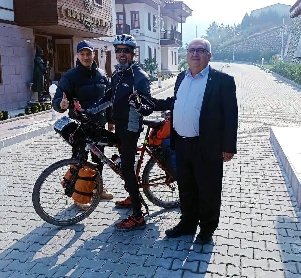 İspanya'dan bisikletle çıktı, Manisa'ya ulaştı