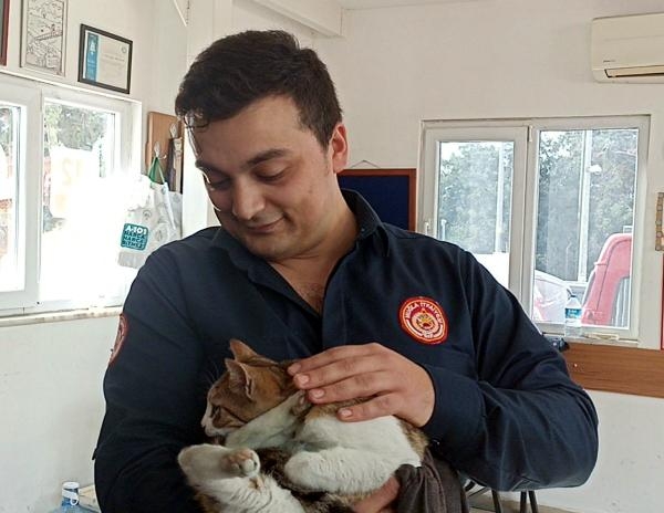 İtfaiye ekibi kurtardıkları, bir bacağı ampute edilen kediyi sahiplendi
