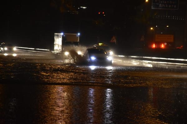İzmir'de sağanak kazalara neden oldu