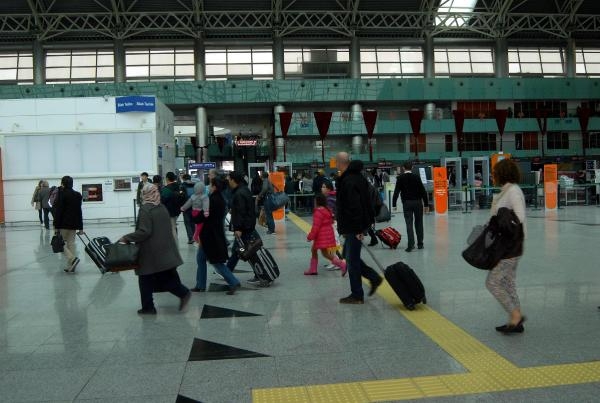 İzmir'e 69 bin 380 uçak indi, 9.8 milyon kişi geldi