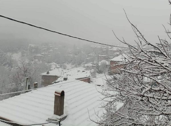 İzmir'in 3 ilçesinde kar yağışı