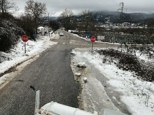 İzmir'in 3 ilçesinde kar yağışı