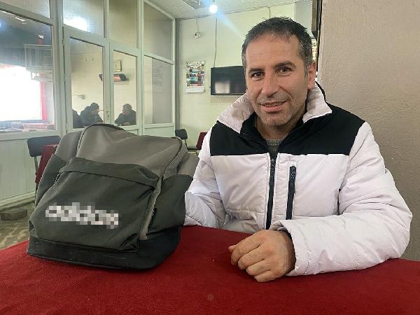Kahvehanede unutulan para dolu çanta sahibine ulaştırıldı