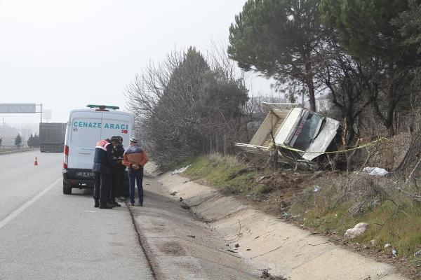 Kamyonet, kaza yerine daldı; 1 ölü, 1'i polis 3 yaralı