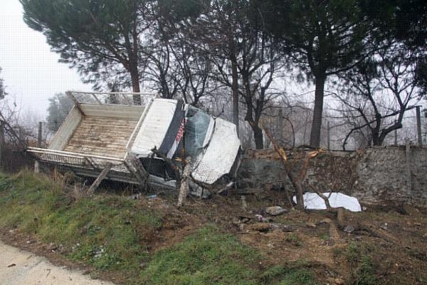 Kamyonet, kaza yerine daldı; 1 ölü, 1'i polis 3 yaralı