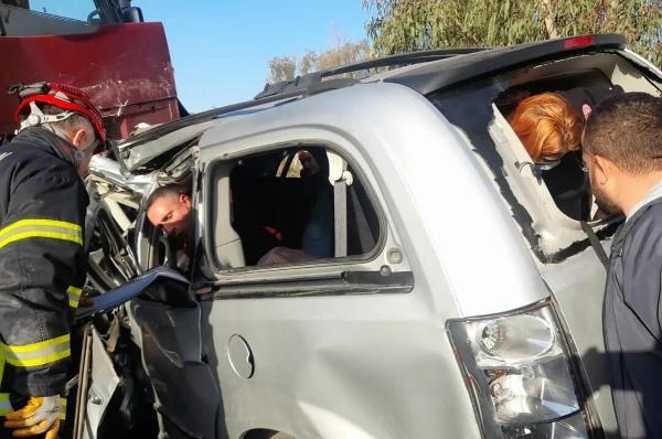 Karşı şeride geçti, iki araca çarptı: 1 ölü, 2 yaralı