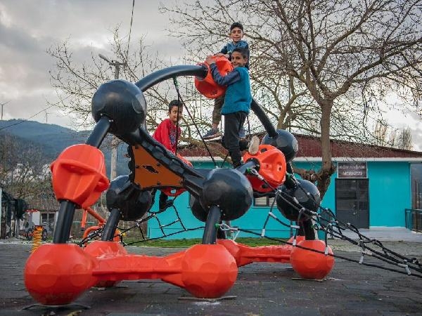 Kuşadası Çınarköy Mahallesi'nde yenilenen çocuk parkı hizmette