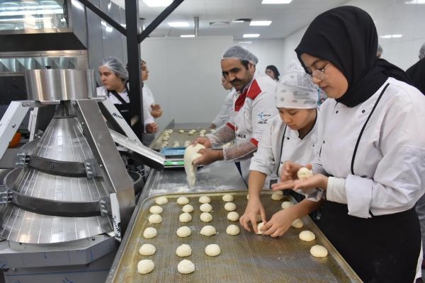 Lisenin deposu yemek fabrikasına dönüştü! 400 öğrenci çalışıyor