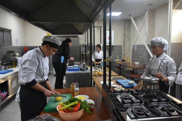 Lisenin deposu yemek fabrikasına dönüştü! 400 öğrenci çalışıyor