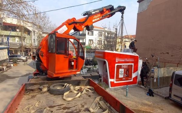 Mahalleye kurulan ATM göbek attırdı
