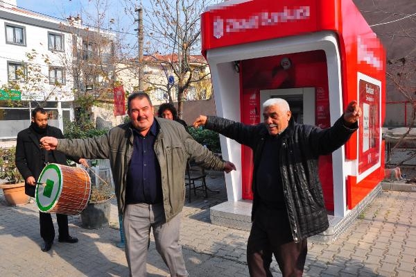 Mahalleye kurulan ATM göbek attırdı